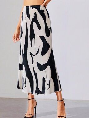 Part of $5 AUCTION TONIGHT Black & White Abstract Print Midi Skirt
